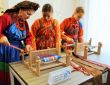 Фото 6. Обучение традиционному ткачеству поясов в современном семейском селе Бурятии.